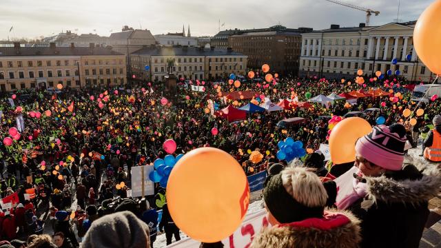 Kuva Helsingin tuomiokirkon ylätasanteelta Senaatintorille, joka on täynnä Stop nyt -mielenosoituksen osallistujia.